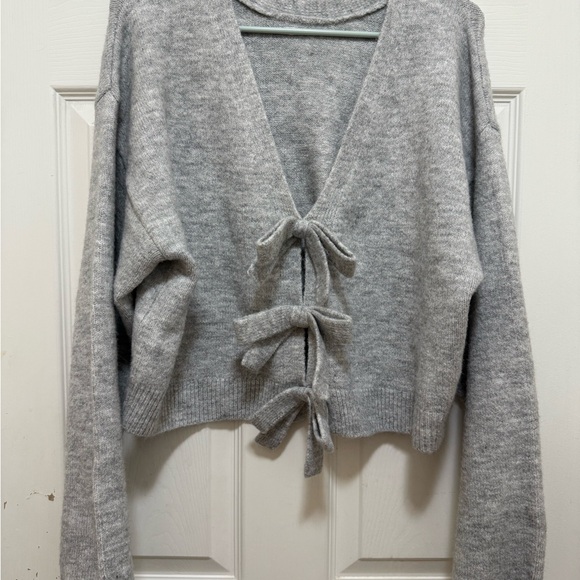 Reversible Gray Bow Sweater - Picture 5 of 8